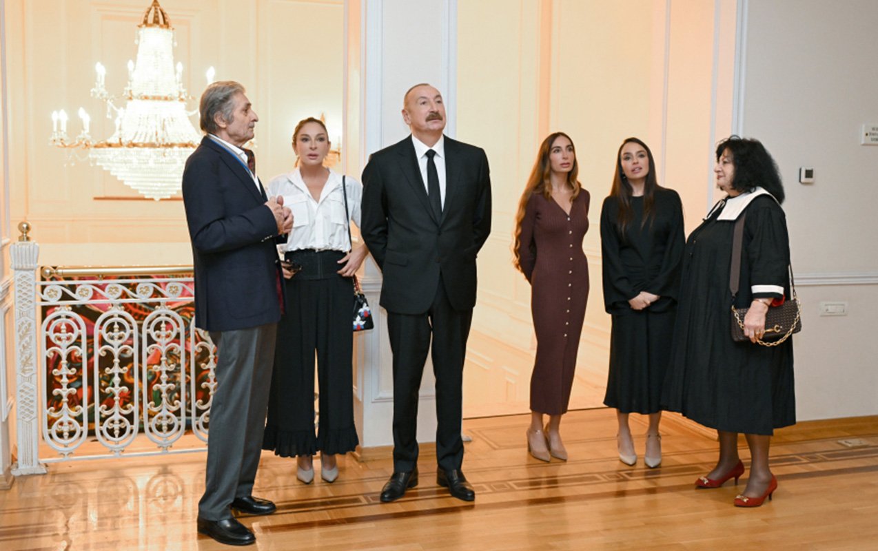 Prezident ailəsi ilə sərgidə