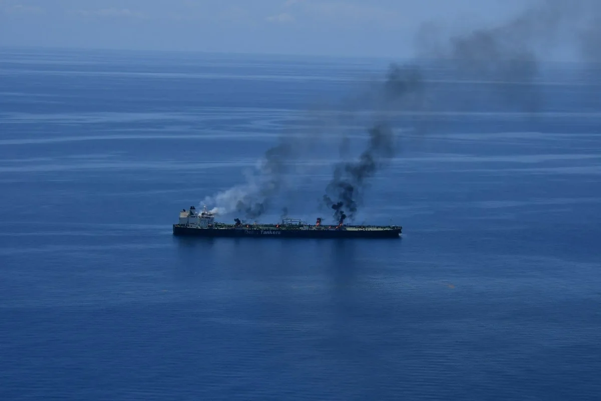 UKMTO: İranın Lavan adası yaxınlığında gəmi naməlum mərmi ilə vurulub