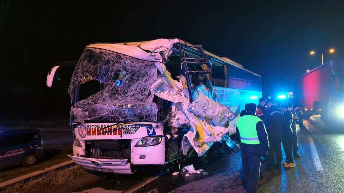 Bolqarıstandan İstanbula turist aparan avtobus TIR-a çırpılıb, 10 nəfər yaralanıb