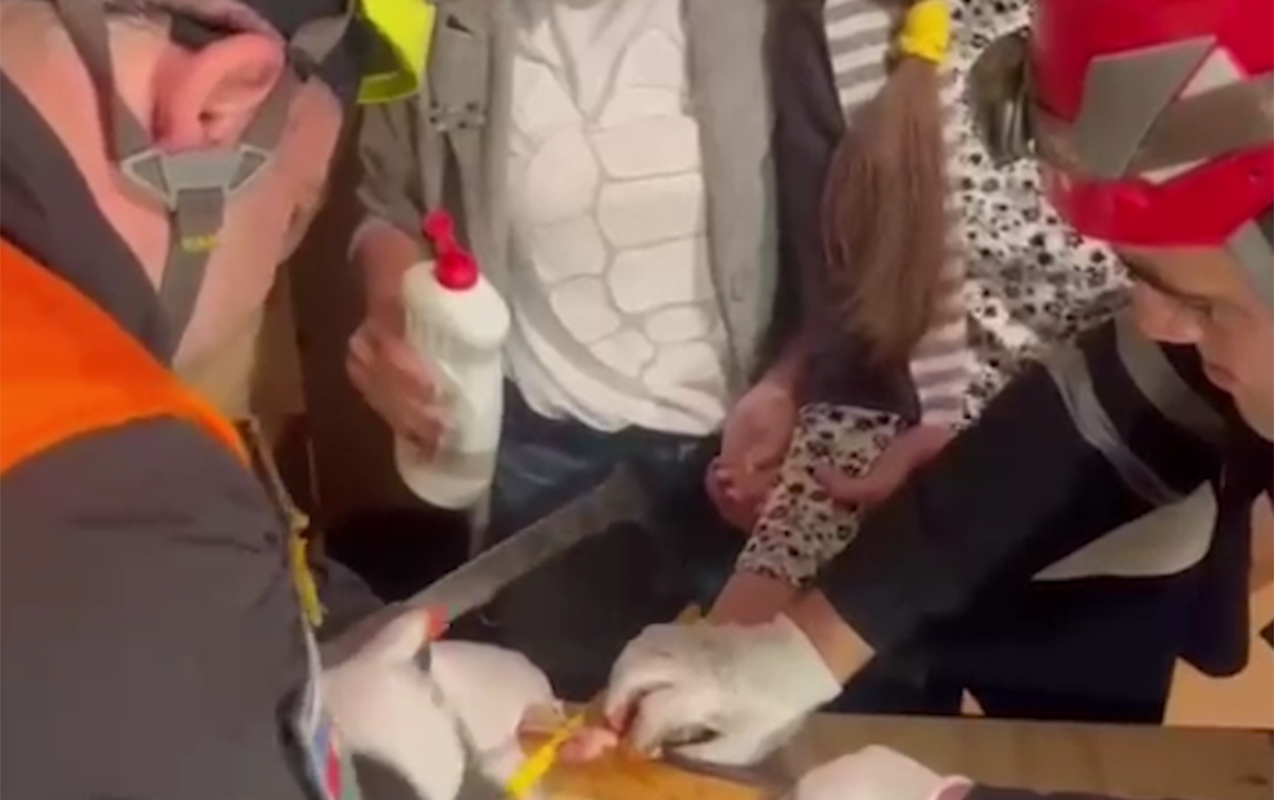 Barmağı stolun üstündəki dəlikdə sıxışdı