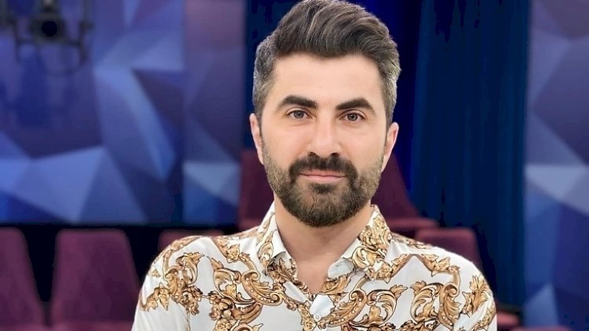 Aparıcı çantanı başına vuran müəllimini xatırladı - VİDEO