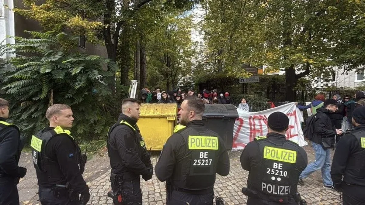 Berlində fəallar daha bir ali məktəbin girişini bağlayıblar