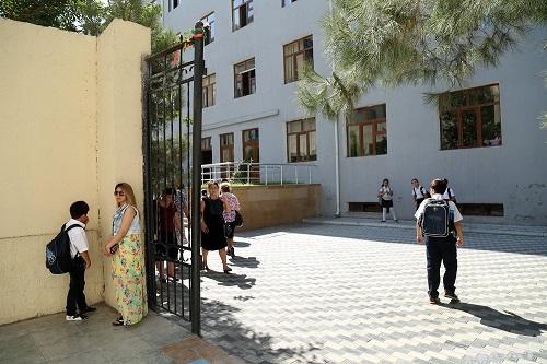 Bakıda məktəbli qız pəncərədən yıxılaraq ölüb