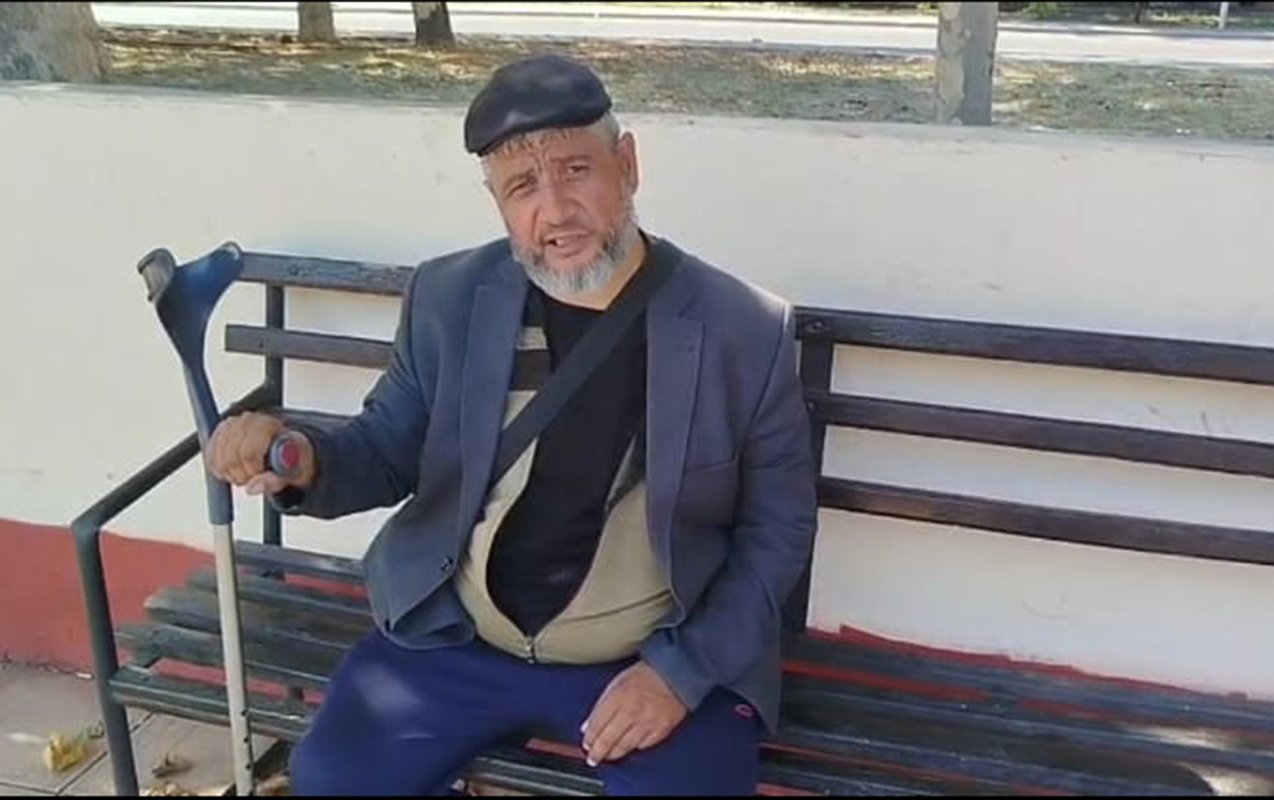 “Sürünərək gəzirəm, küçələrdə gecələyirəm, amma pensiyam kəsilib”