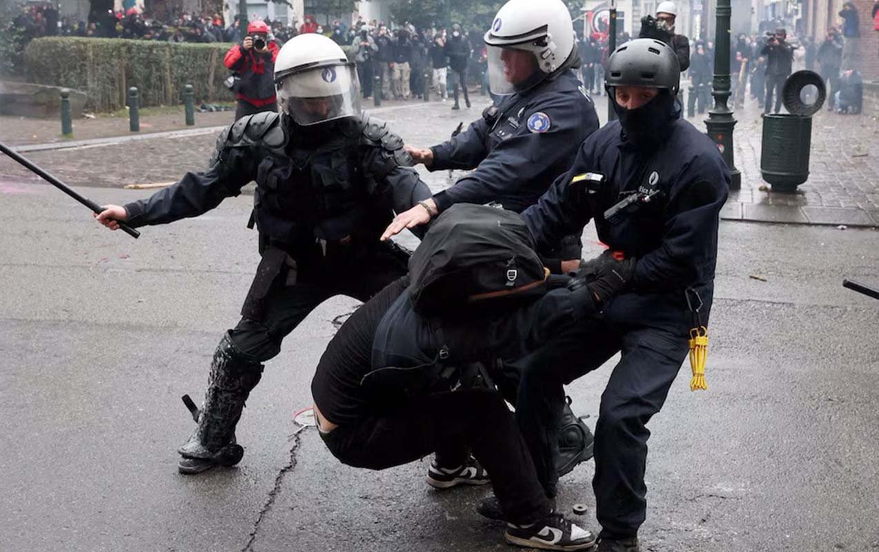 Almaniyanın 34 şəhərində gənclər küçələrə töküldü
